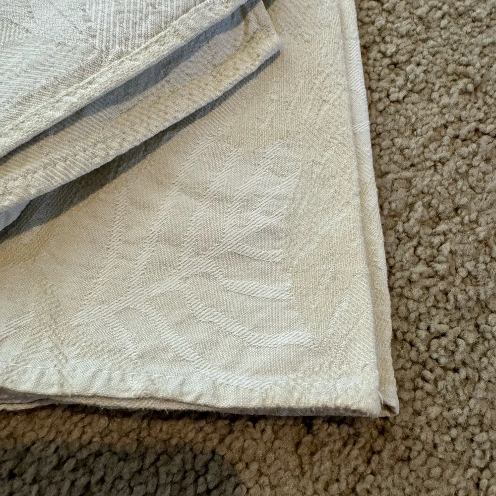 Vintage Crate & Barrel tablecloth with 4 matching napkins white/off white